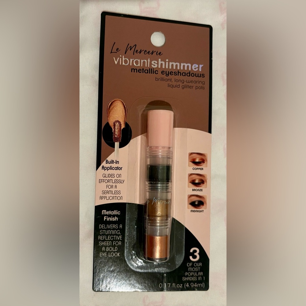 Le Mercerie Vibrant Shimmer Metallic Eyeshadows set with three shades